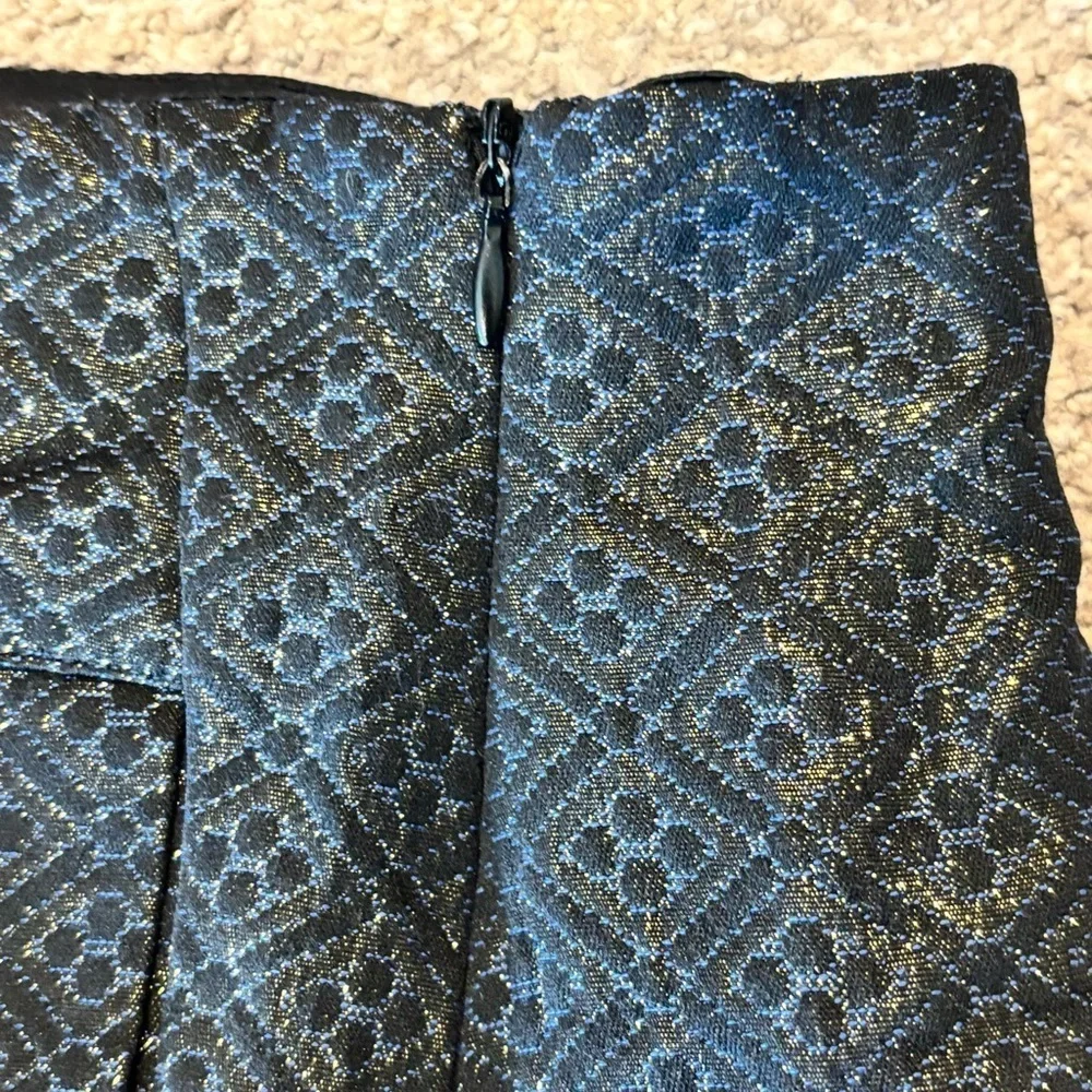 Forever 21 Black and Gold Patterned Shorts - size S​